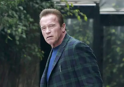ARNOLD SCHWARZENEGGER s-a abonat la CHARLIE HEBDO!