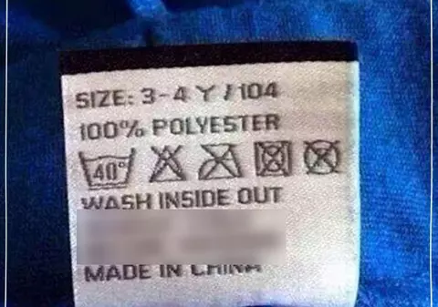 AVERTISMENT UIMITOR pe eticheta unor pantaloni pentru copii de 4 ani