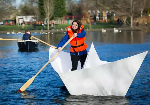 Cea mai mare barcă de hârtie a fost lansată la apă | FOTO 