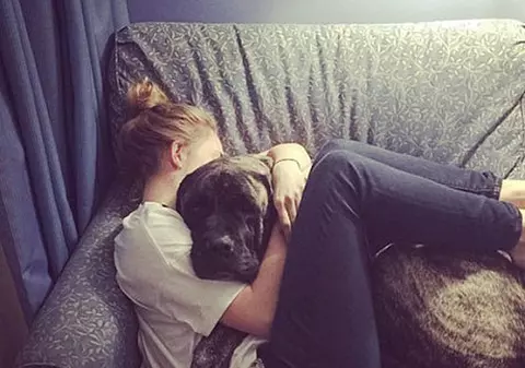 Gestul emoționant al unei americance! Și-a dus cățelușa în ultima călătorie înainte să fie răpusă de cancer!