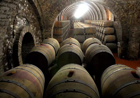 Cel mai vechi VIN din lume va fi mutat într-un nou butoi. E din 1472! 