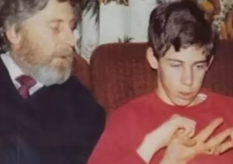 ”Am evadat din PROPRIUL CORP!" Povestea emoționantă a unui bărbat care auzea și vedea tot în jurul lui, dar nu putea să SPUNĂ NIMĂNUI