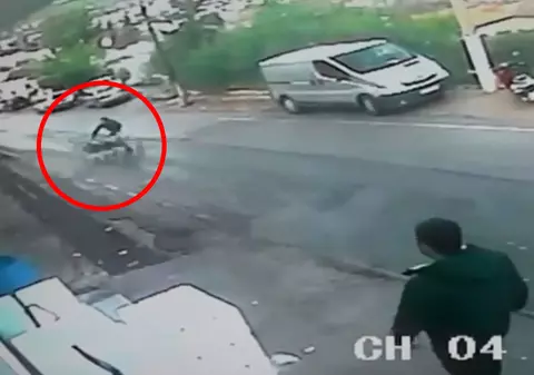 A salvat un copil de la moarte! Reacția incredibilă a unui bărbat care observat un cărucior scăpat de sub control | VIDEO 