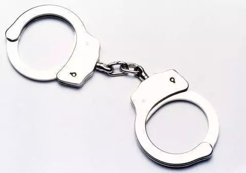 Mită de tot râsul! Șef la Fisc la Oradea, reținut pentru că a luat șpagă mai multe canapele