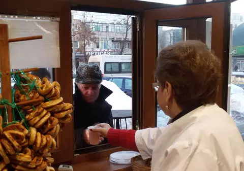 La ei e zăpușeală și când e ger afară! Angajații unei covrigării le-au oferit ceai cald clienților zgribuliți!