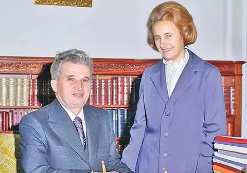 Exclusiv! Fotoliile lui Ceaușescu, aruncate prin Casa Poporului