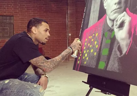 Chris Brown, concert cu ÎMPUȘCĂTURI. Rapperul s-a oprit din cântat când a auzit focurile de armă | VIDEO