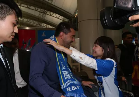 Contra a fost întâmpinat de zeci de fani la sosirea în China / FOTO