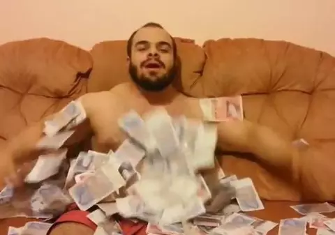 ”Țăranul cu Maserati” a ajuns în presa din Marea Britanie. Englezii scot la iveală MINCIUNILE românului | VIDEO