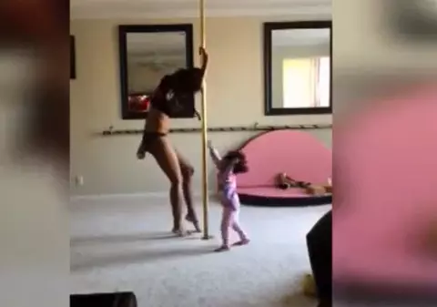 S-a filmat în timp ce dansa la bară împreună cu fiica ei de doi ani | VIDEO 