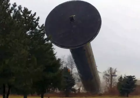 Turnul de la hipodromul din Ploiești, demolat cu un buldoexcavator | VIDEO