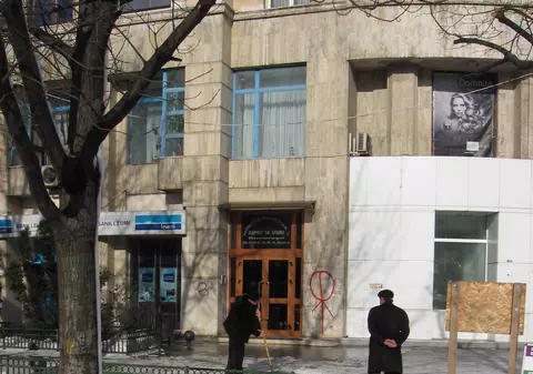 Haos în legislaţia deszăpezirii: dacă muţi nămeţii, rişti dosar penal, dacă nu îi muţi, iei amendă