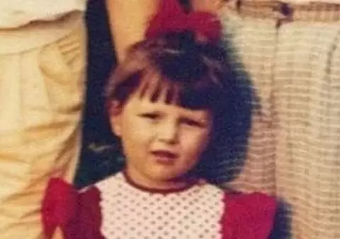 FRUMOASĂ ca o PĂPUȘICĂ! AȘA ARĂTA o CÂNTĂREAȚĂ de la NOI când era MICĂ!