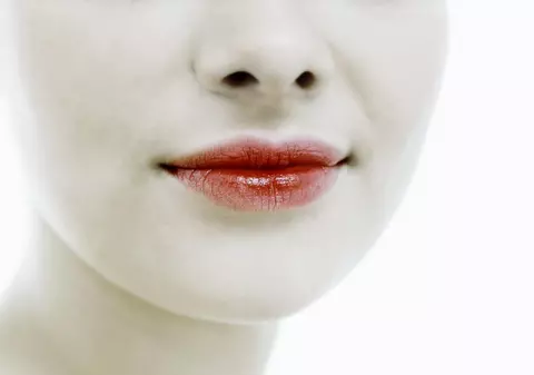 De ce ne crește PĂR în NAS și care sunt PERICOLELE epilării NAZALE