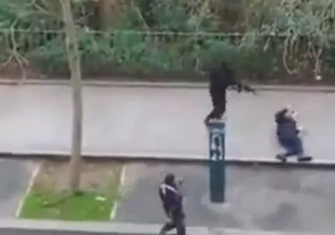 Imagini șocante de la atacul asupra redacției din PARIS! Vezi cum au fost executați oameni nevinovați! | VIDEO