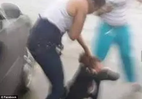 UMILITĂ în ULTIMUL HAL! O TÂNĂRĂ a fost TUNSĂ și BĂTUTĂ de șase femei. IMAGINILE au ajuns pe INTERNET | VIDEO 