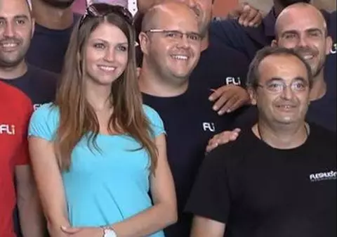 Și-a ”împrumutat” vaginul unei fabrici de... Lanterne! Nu luminează, dar te satisfac cu siguranță! VIDEO 18+