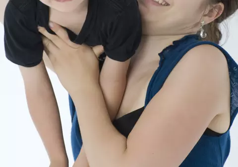 A SCANDALIZAT O LUME ÎNTREAGĂ! Ce a făcut O FEMEIE cu BĂIEȚELUL EI, în GEANTĂ! IMAGINEA ESTE ÎN ARTICOL