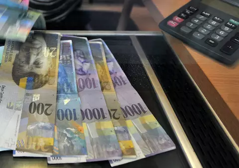 Veste proastă pentru cei care au împrumuturi în franci elvețieni! PREȚUL URIAȘ pe care îl are acum MONEDA