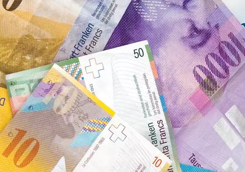 PROTEST MASIV ÎN BUCUREŞTI! Clienţii cu credite în FRANCI ELVEŢIENI AU IEŞIT ÎN STRADĂ