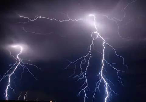 Cel puțin 15 persoane lovite de fulger la un festival din Franța