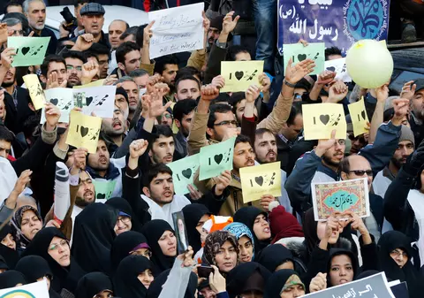 Proteste de amploare în mai multe orașe faţă de publicația franceză Charlie Hebdo