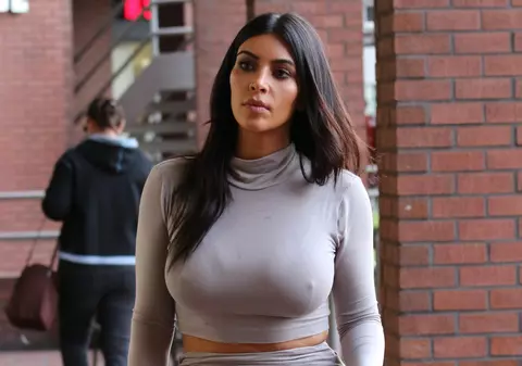 Kim, ce chin! Cu șuncile pe afară și sânii mărișori, faci rău la ochișori | FOTO