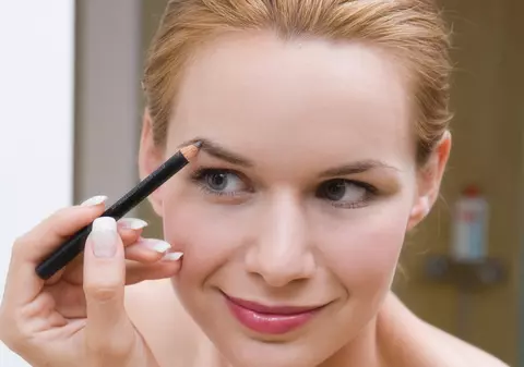 Procedura de înfrumusețare, la care nu te-ai fi gândit: RIDICAREA DE SPRÂNCENE