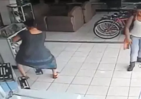 Acum îl vezi, acum nu-l mai vezi! Cum a ascuns o hoață un televizor furat | VIDEO