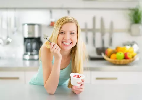 Cerecetătorii se jură: iaurtul probiotic e cheia fericirii feminine