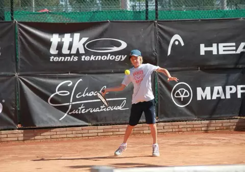 Filip Jianu: "Vreau mă menţin în primii 5 în Europa". 10, media generală la scoală pentru micul jucător de tenis! ^Părinții cheltuie 20.000 de euro pe an. ALTE TALENTE JUVENILE