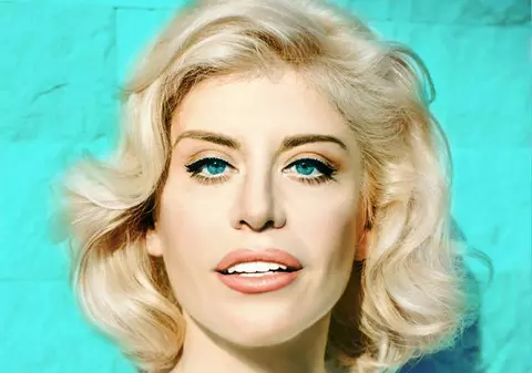 CUM ARĂTA Loredana Groza LA VÂRSTA DE 16 ANI, la debut | FOTO ÎN ARTICOL