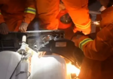 Fetiţă de doi ani, salvată de pompieri din maşina de spălat | VIDEO