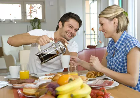 Un bărbat i-a adus soției micul dejun la pat și aceasta L-A ÎMPUȘCAT