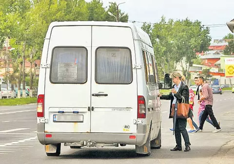 A dat fotoliul de deputat pe volanul de șofer! Un ales va duce copiii dintr-un sat cu microbuzul