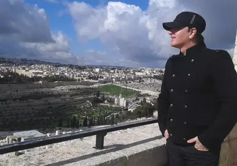 De tot râsul! Aurel Moldoveanu călătorește cu ochii închişi în avion 