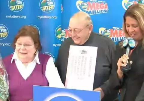 Un pensionar de 80 de ani a câştigat 326 de milioane de dolari la o loterie din SUA | VIDEO