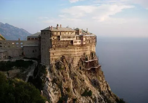 Uluitor! Un ministru se retrage pe Muntele Athos. Vezi despre cine este vorba