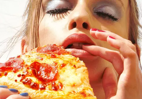 Asta este ”crima” perfectă! Știi cum poți să furi pizza de la prietenii tăi fără ca ei să observe? VIDEO 