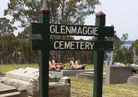 Incredibil! Fac plajă pe morminte în cimitir