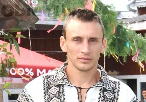 Un polițist a murit după ce i-a căzut în cap copacul pe care tocmai îl tăiase