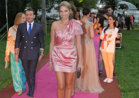 Se laudă cu picioare frumoase, dar a ”reușit” să le rupă de 6 ori! O vedetă de la noi ajunge din nou pe masa de operație 