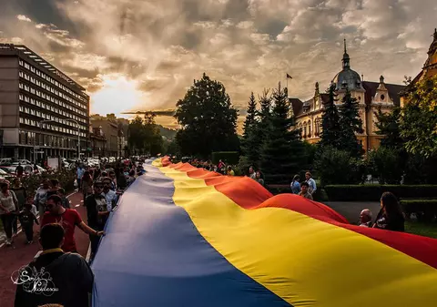 Dâmboviţa va fi acoperită de un pod tricolor