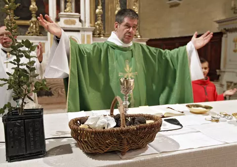 Credeai că numai la noi preoții binecuvântează orice? Uite ce se întâmplă în Franța!  