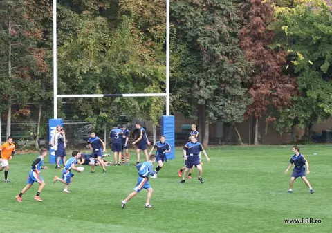 Pe terenurile de la ”Arcul de Triumf”, copii de toate vârstele sunt inițiați în tainele rugbyului
