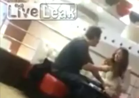 SCENE TERIBILE, într-un restaurant. O tânără A ÎNCERCAT SĂ SE ARUNCE DE LA ETAJ, după ce iubitul s-a despărțit de ea | VIDEO