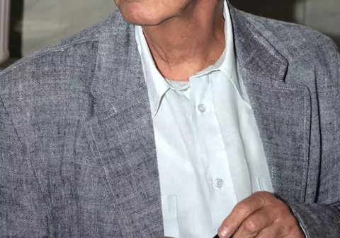 Un român, suspect în cazul morții unui celebru scriitor grec