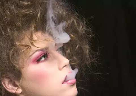 FUMEZI ȚIGARĂ ELECTRONICĂ? Ce poți să PĂȚEȘTI din cauza ei!