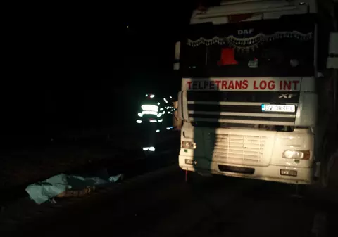 Strivit de camionul plin cu lemne