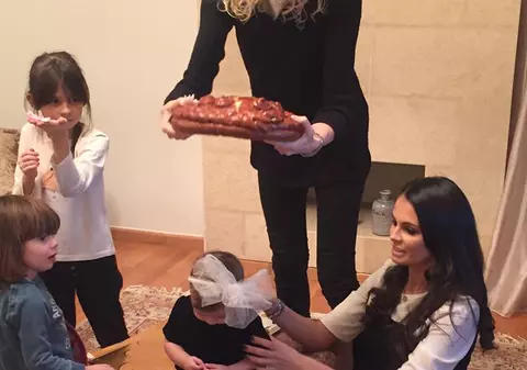 Anca Serea şi Adrian Sînă au tăiat turta fetiţei lor, Ava. Vezi ce obiecte a ales fetiţa!